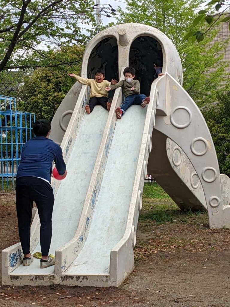 京都府向日市の放課後等デイサービスASTEP 公園遊びの様子