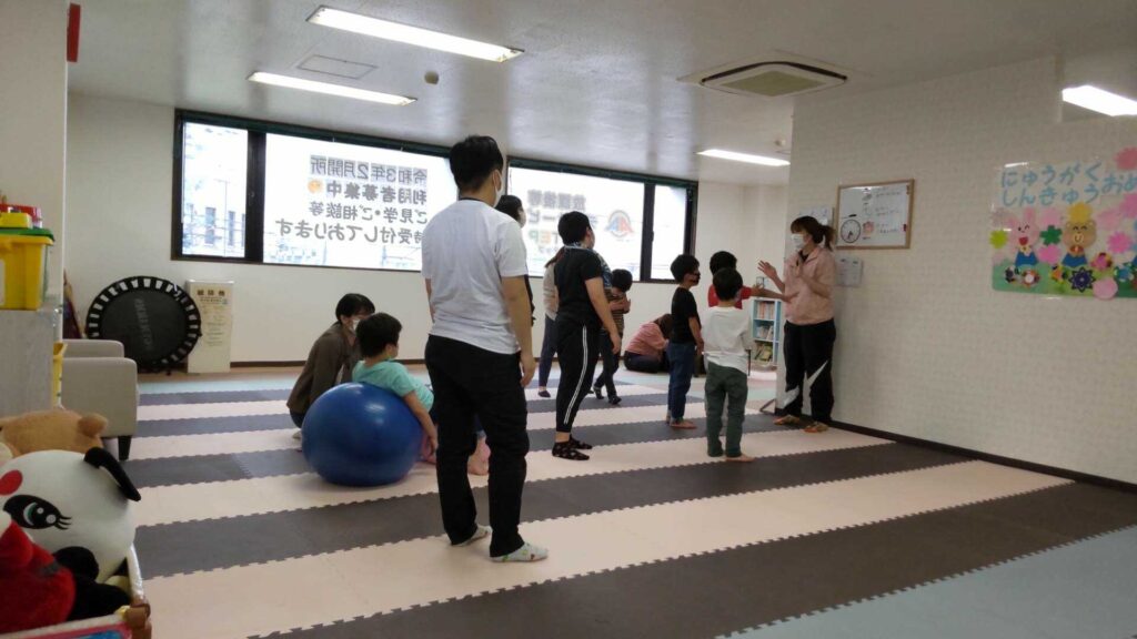 京都府乙訓郡向日市の放課後等デイサービスASTEP（アステップ）療育のアジェンダ（風船バレー）