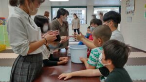 京都府乙訓郡向日市の放課後等デイサービスASTEP（アステップ）LST:ルーティンワーク（手洗い）に取り組む様子