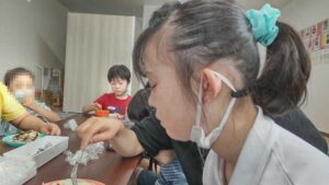 お誕生日ケーキを食べる様子