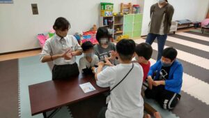 京都府乙訓郡向日市の放課後等デイサービスASTEP（アステップ）LST:ルーティンワーク（手洗い）に取り組む様子