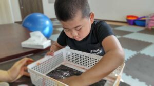 花火をイメージして製作する子どもたち
