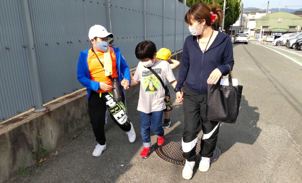 手を繋いで安全に移動する