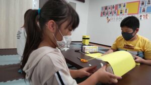 集中して製作に取り組む子どもたち