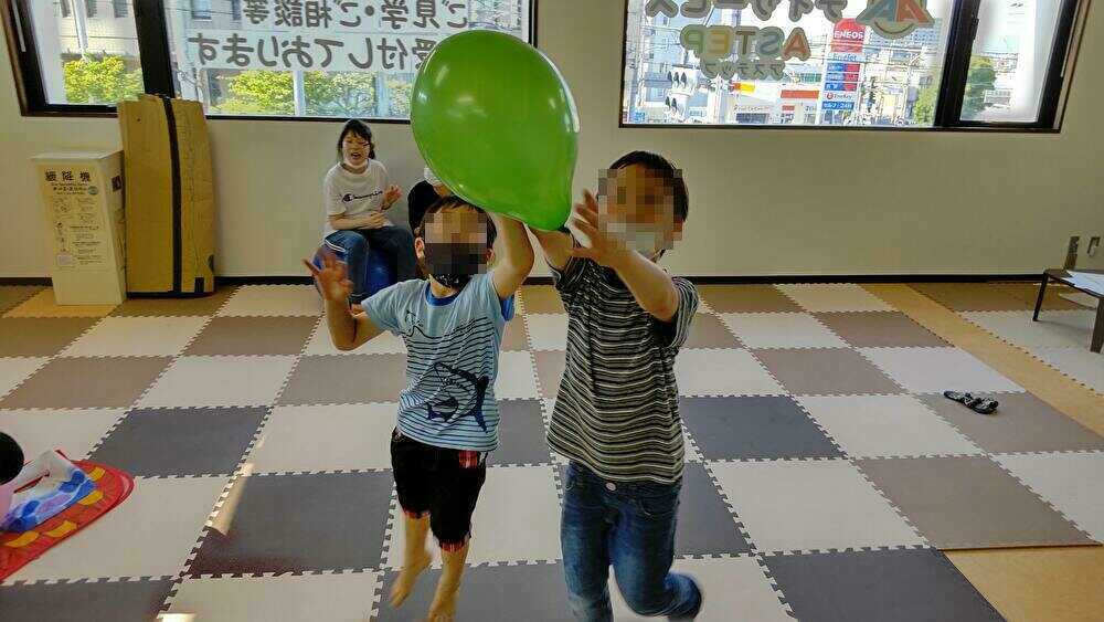 風船を追いかける子どもたち