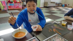 花火をイメージして製作する子どもたち