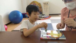 個別課題に取り組む子ども