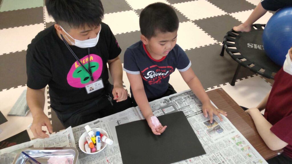 集中して製作に取り組む子どもたち
