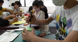 集中して製作に取り組む子どもたち