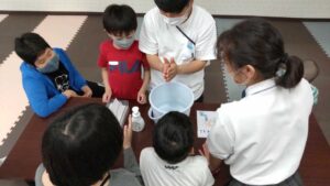 京都府乙訓郡向日市の放課後等デイサービスASTEP（アステップ）LST:ルーティンワーク（手洗い）に取り組む様子