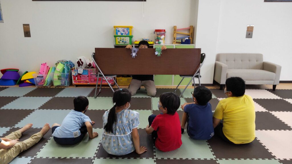 職員からの出し物（ペープサート）を鑑賞する子どもたち