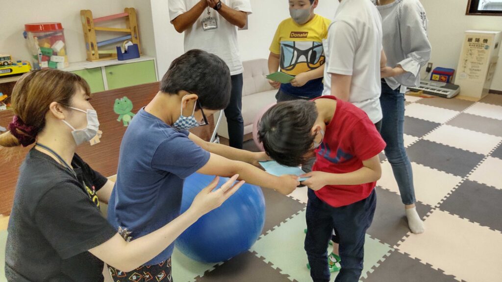 誕生日プレゼントの受け渡しでお辞儀をする子ども