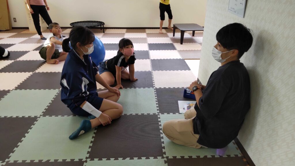 LST（ライフスキルトレーニング）安全な移動を子どもたちに教える様子