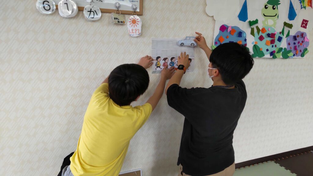 LST（ライフスキルトレーニング）安全な移動を子どもたちに教える様子