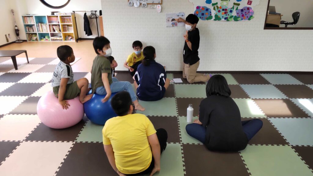 LST（ライフスキルトレーニング）安全な移動を子どもたちに教える様子