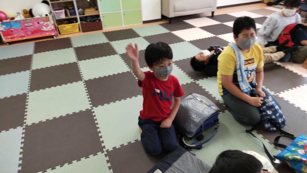 振り返りの時間に手を挙げて発言する子ども