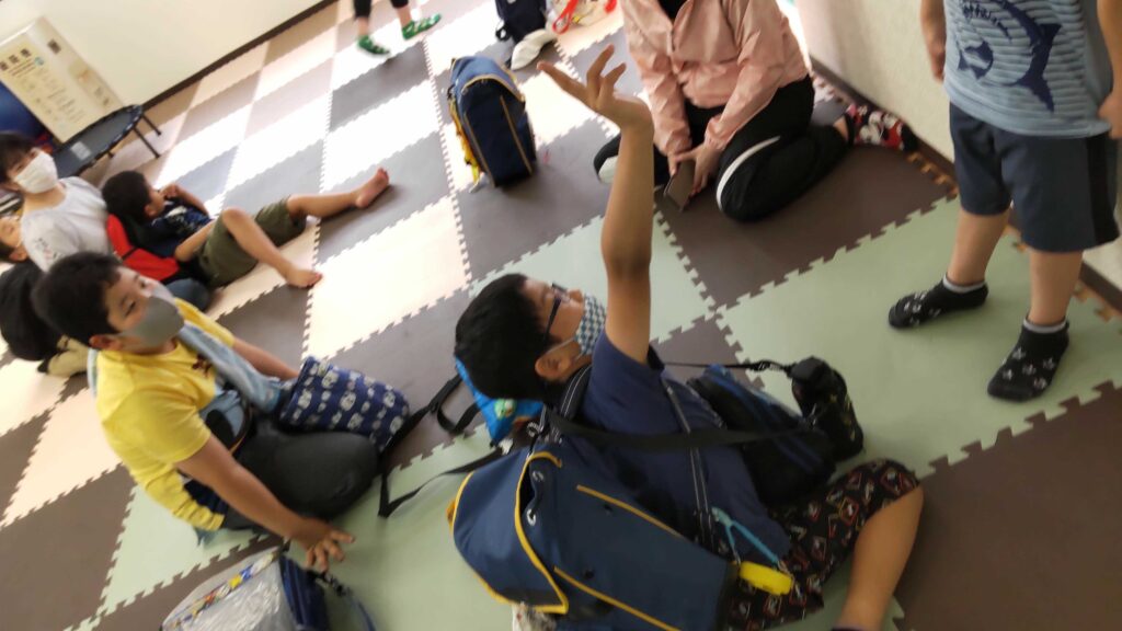 振り返りの時間に手を挙げて発言する子ども