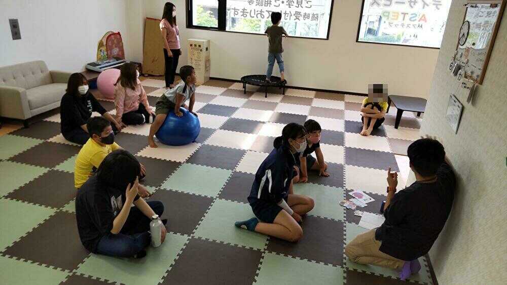 LST（ライフスキルトレーニング）安全な移動を子どもたちに教える様子