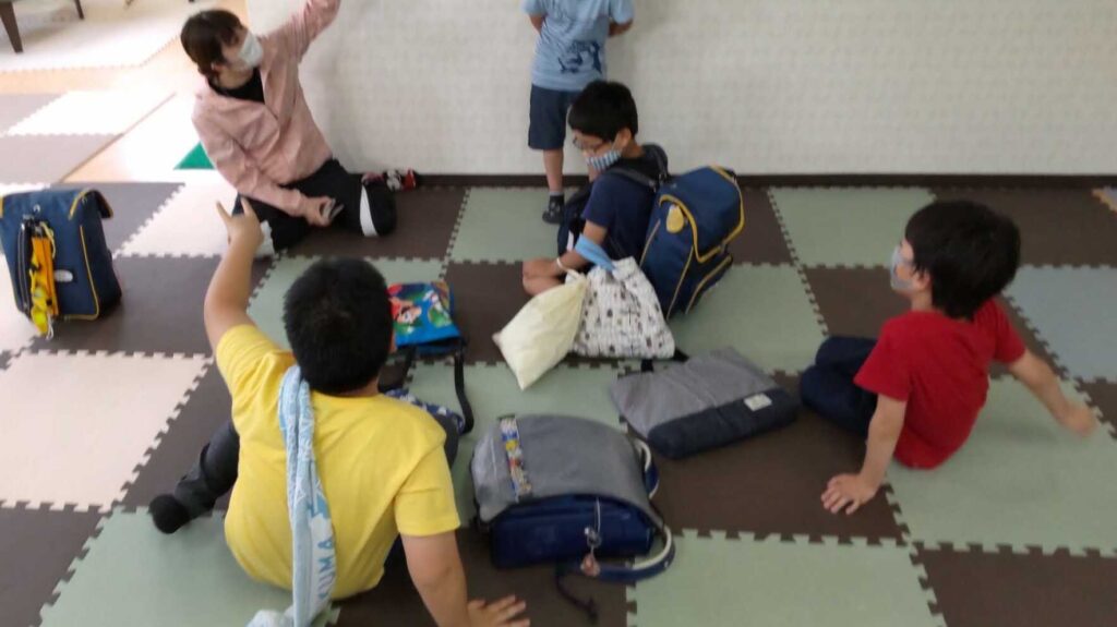 振り返りの時間に手を挙げて発言する子ども
