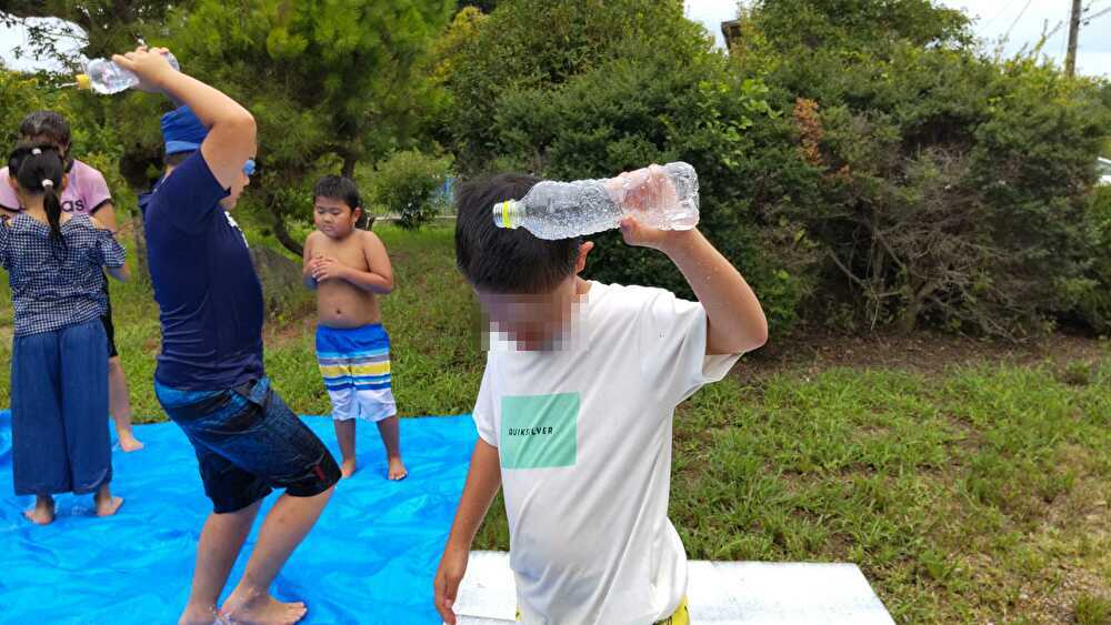 京都府向日市の放課後等デイサービスASTEP（アステップ）城陽市長池での水遊びの様子