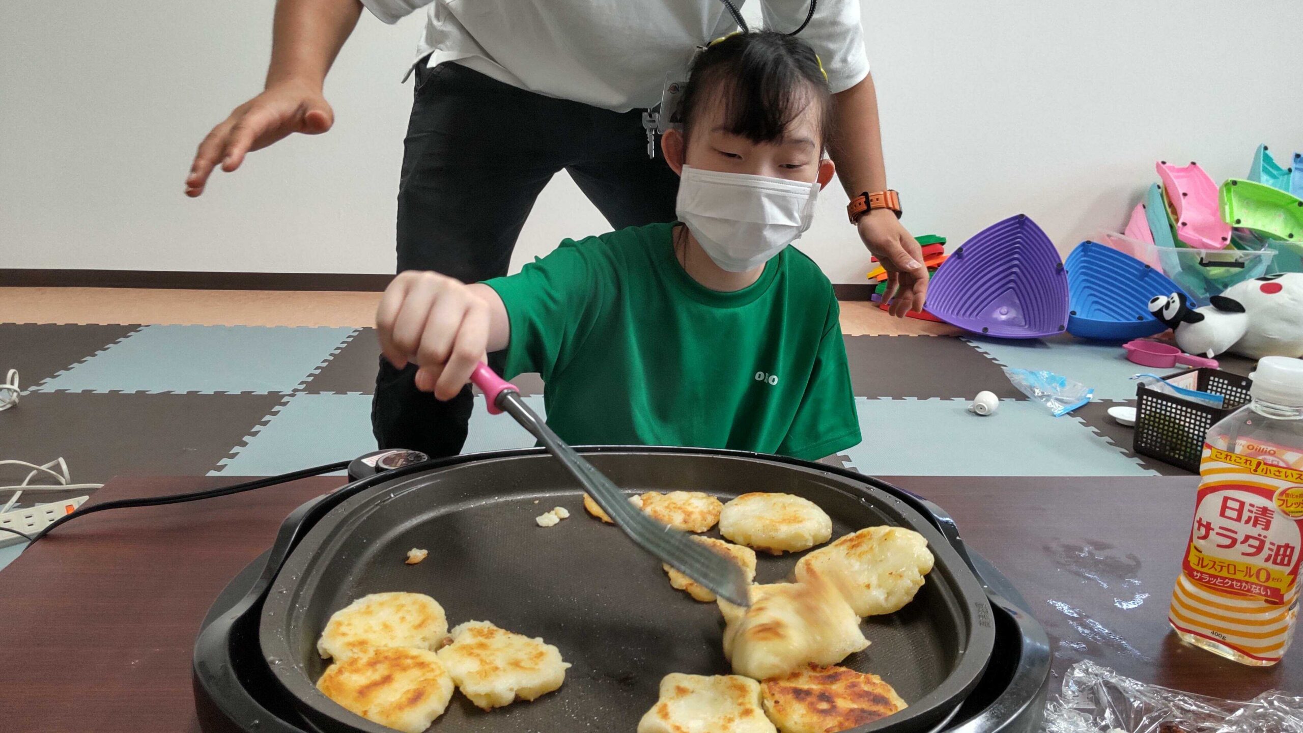 京都府向日市の放課後等デイサービスASTEP(アステップ）食育活動（焼きそば・たこ焼き作り）