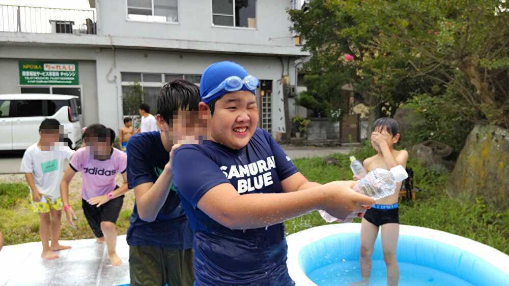 京都府向日市の放課後等デイサービスASTEP（アステップ）城陽市長池での水遊びの様子