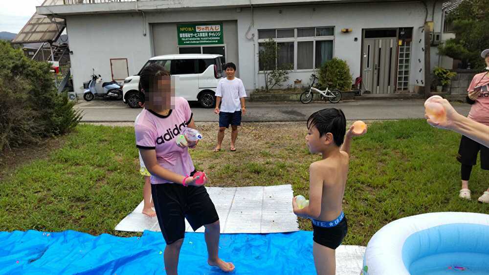 京都府向日市の放課後等デイサービスASTEP（アステップ）城陽市長池での水遊びの様子