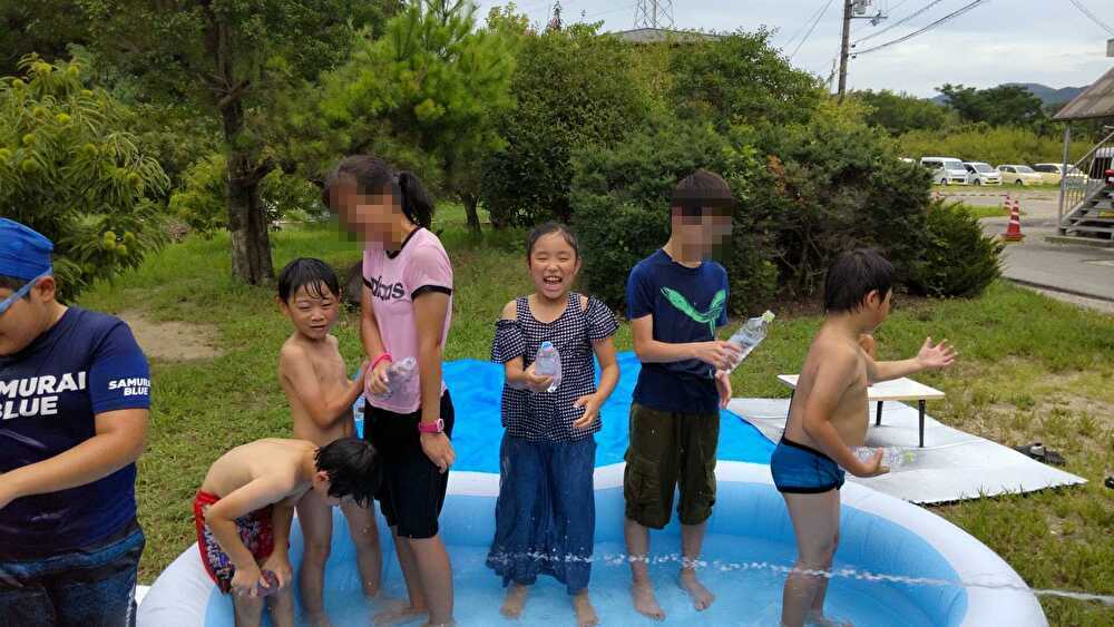 京都府向日市の放課後等デイサービスASTEP（アステップ）城陽市長池での水遊びの様子