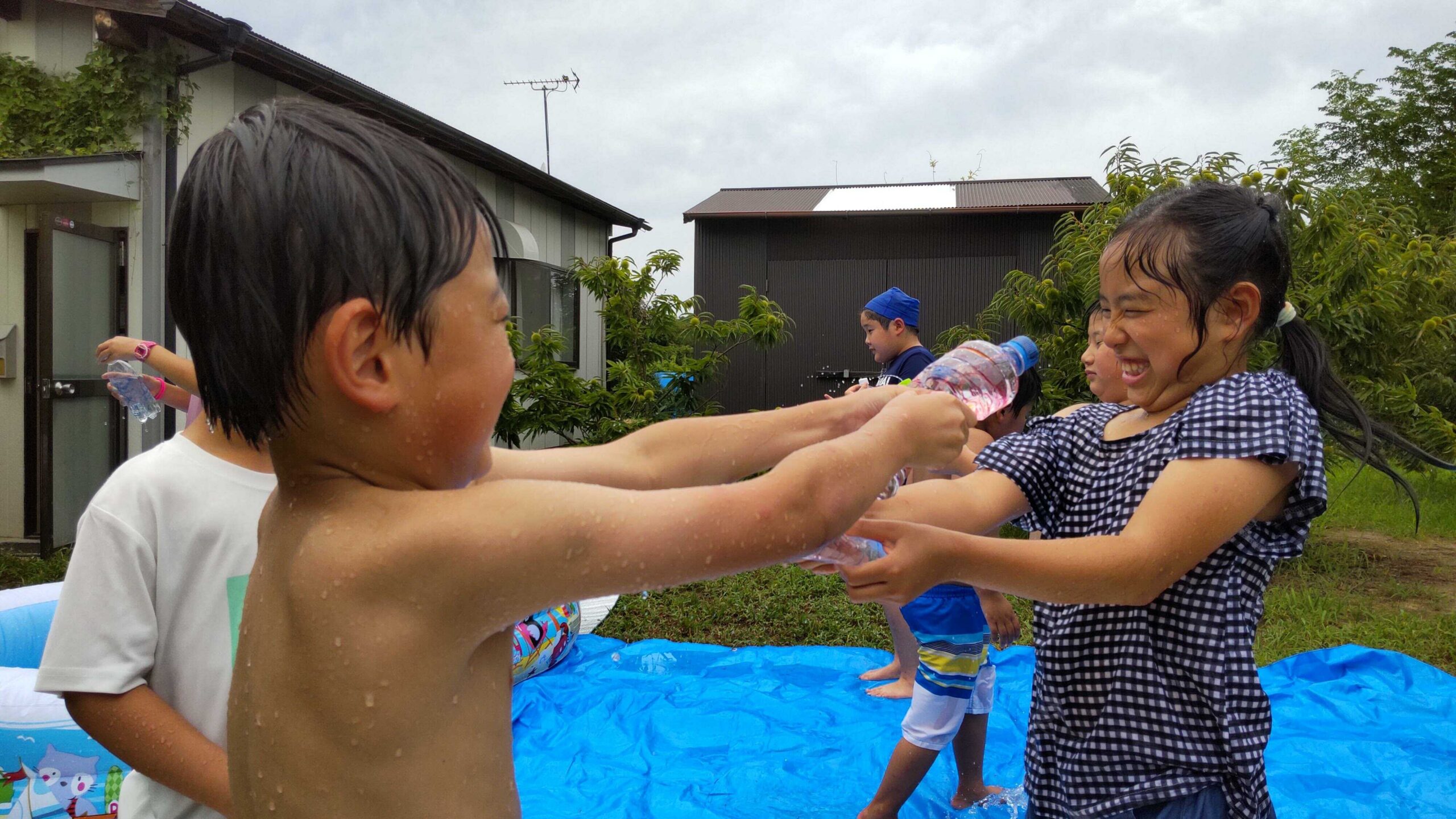 京都府向日市の放課後等デイサービスASTEP（アステップ）城陽市長池での水遊びの様子