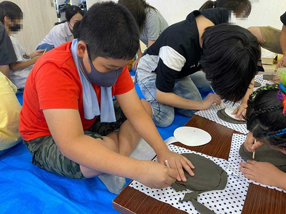 京都府乙訓郡向日市の放課後等デイサービスASTEP（アステップ）陶芸体験の様子