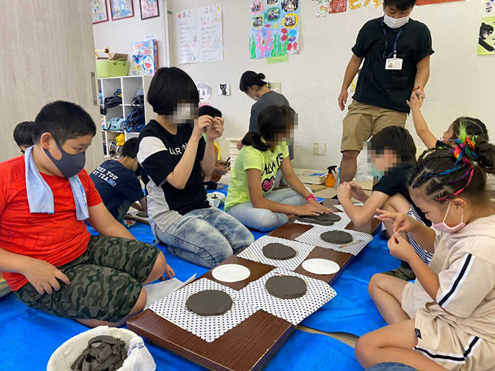 京都府乙訓郡向日市の放課後等デイサービスASTEP（アステップ）陶芸体験の様子