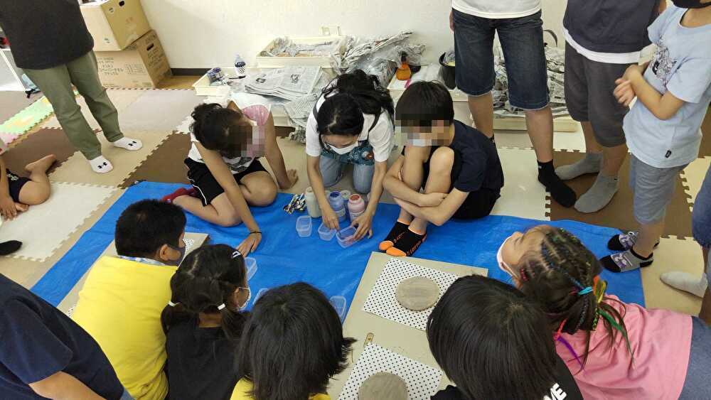 京都府乙訓郡向日市の放課後等デイサービスASTEP（アステップ）陶芸体験の様子