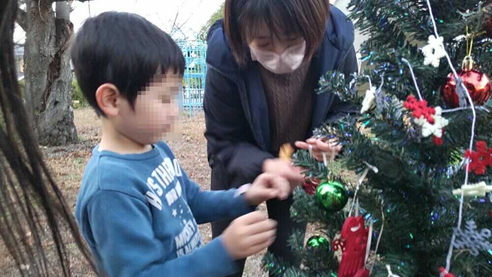 宝探し「みんなで作ろうクリスマスツリー」活動の様子