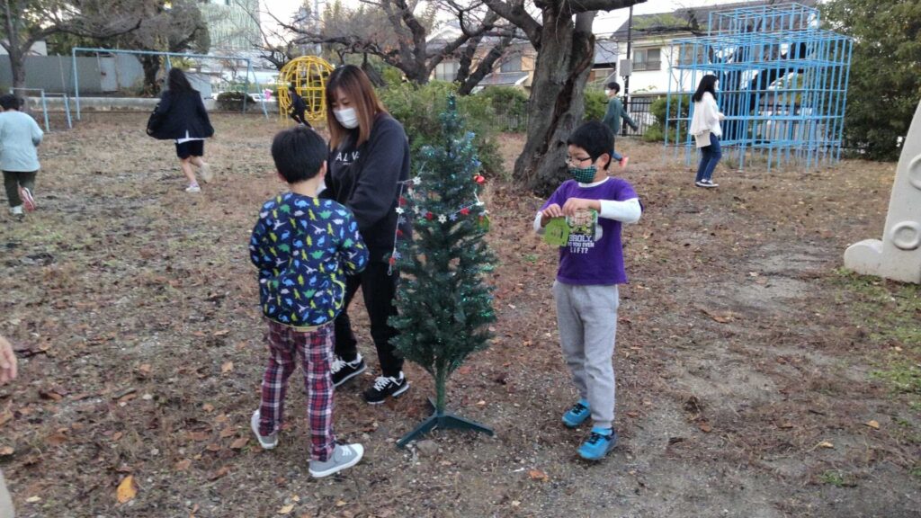 宝探し「みんなで作ろうクリスマスツリー」活動の様子